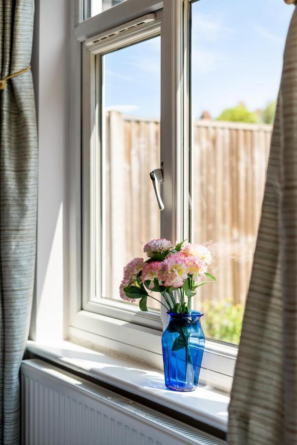 Lovely Garden Apartment In Wimbledon Town Centre With Private Parking By Wimbledon Holiday Lets London Exterior foto