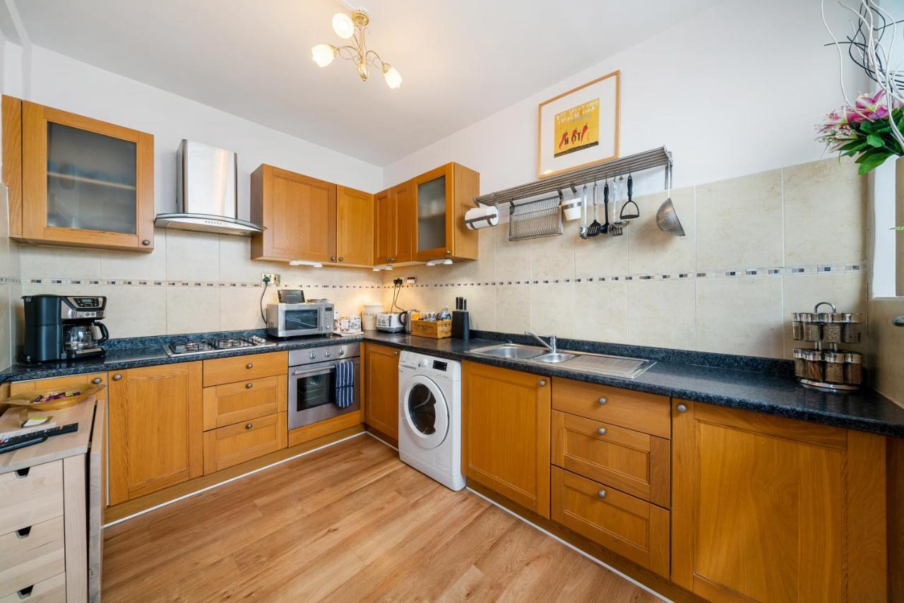 Lovely Garden Apartment In Wimbledon Town Centre With Private Parking By Wimbledon Holiday Lets London Exterior foto