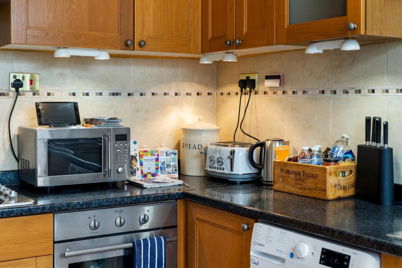 Lovely Garden Apartment In Wimbledon Town Centre With Private Parking By Wimbledon Holiday Lets London Exterior foto