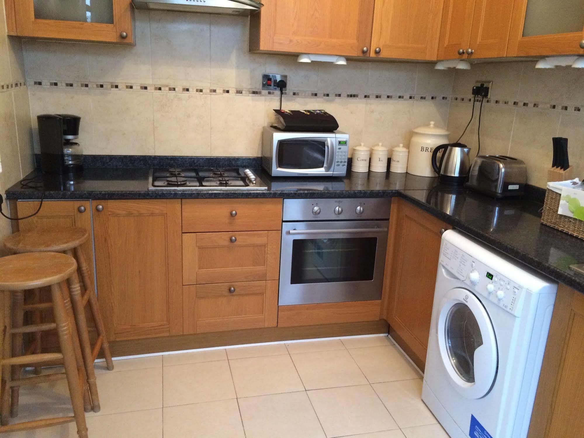 Lovely Garden Apartment In Wimbledon Town Centre With Private Parking By Wimbledon Holiday Lets London Exterior foto