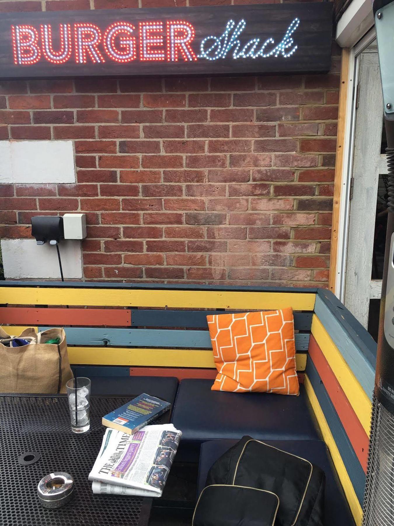 Lovely Garden Apartment In Wimbledon Town Centre With Private Parking By Wimbledon Holiday Lets London Exterior foto