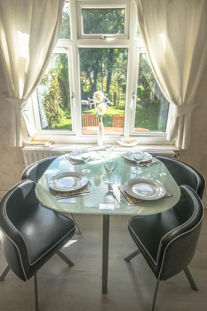 Lovely Garden Apartment In Wimbledon Town Centre With Private Parking By Wimbledon Holiday Lets London Exterior foto